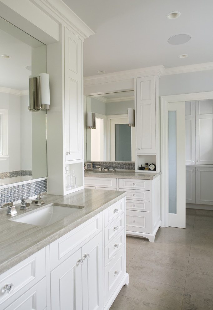 Foto de cuarto de baño rectangular clásico con encimera de mármol y lavabo bajoencimera