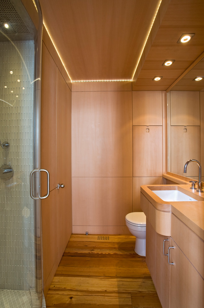 Immagine di una stanza da bagno chic con top in legno