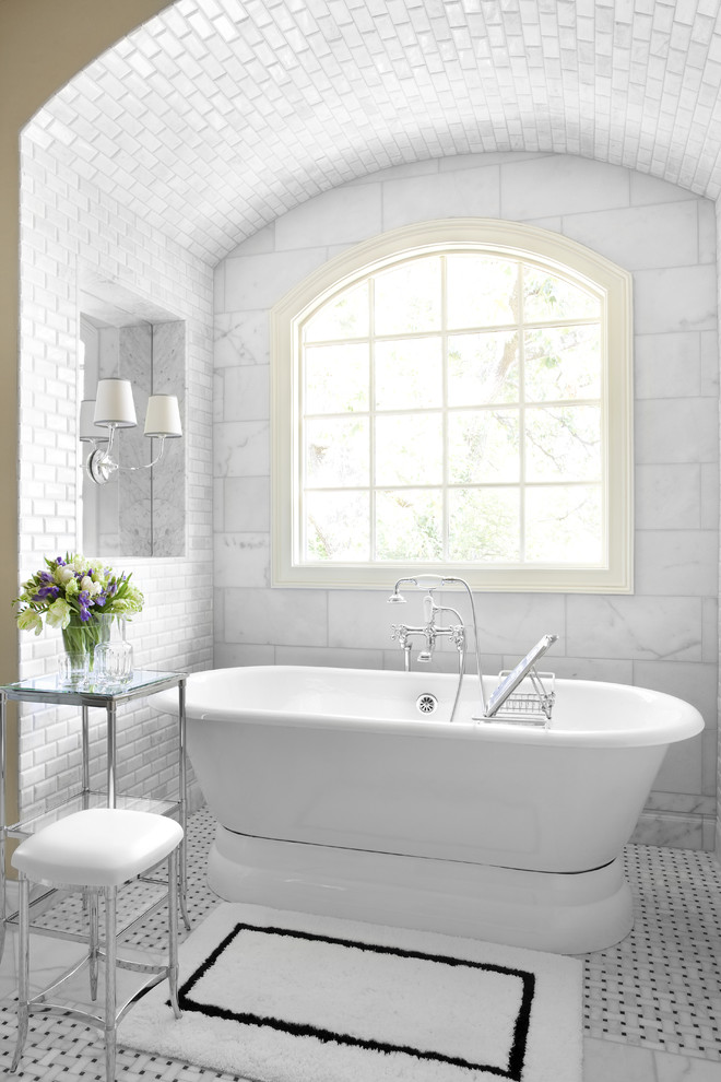 Elegant freestanding bathtub photo in Atlanta