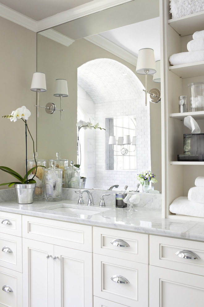 Пример оригинального дизайна: ванная комната в классическом стиле с мраморной столешницей