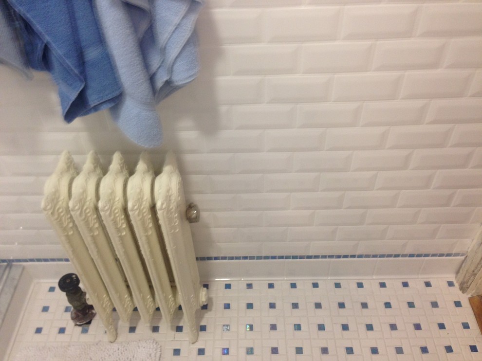 Idee per una piccola stanza da bagno con doccia tradizionale con WC a due pezzi, piastrelle in ceramica, pareti bianche, pavimento con piastrelle in ceramica, lavabo a colonna, pavimento bianco e porta doccia a battente
