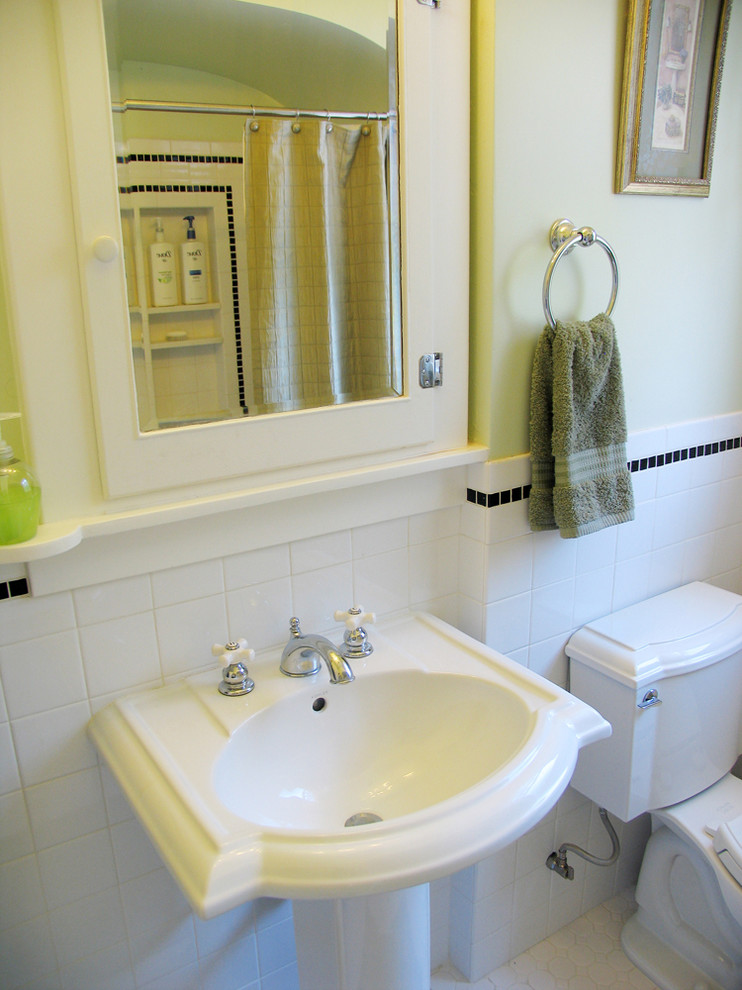Idée de décoration pour une salle de bain tradition de taille moyenne avec un lavabo de ferme, une baignoire en alcôve, un combiné douche/baignoire, un carrelage blanc, un mur vert, un sol en carrelage de porcelaine, des carreaux de céramique, un sol blanc, une cabine de douche avec un rideau et meuble simple vasque.