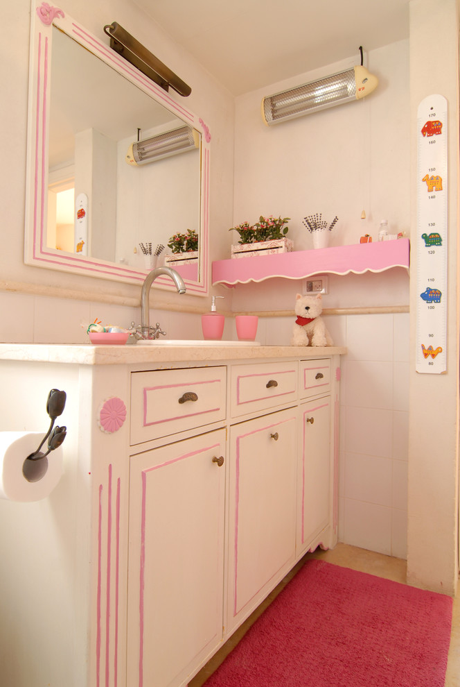 Aménagement d'une salle de bain classique pour enfant avec un lavabo posé.