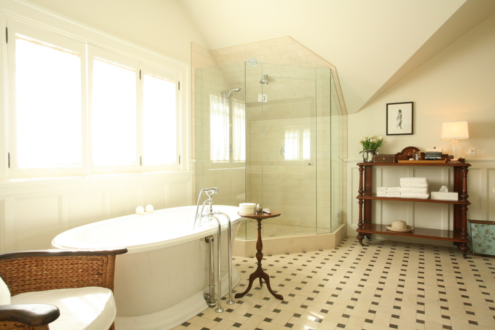 Klassisk inredning av ett badrum, med ett fristående badkar