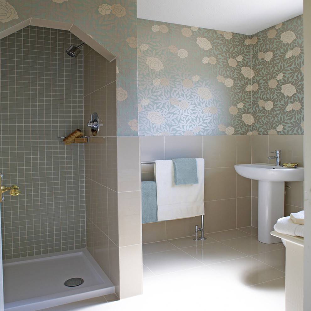 Стильный дизайн: ванная комната в классическом стиле с раковиной с пьедесталом - последний тренд