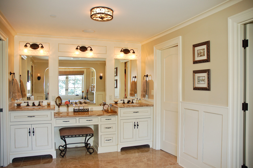 Diseño de cuarto de baño principal tradicional de tamaño medio con lavabo bajoencimera, puertas de armario blancas, encimera de mármol, bañera empotrada, ducha empotrada, baldosas y/o azulejos beige y paredes beige