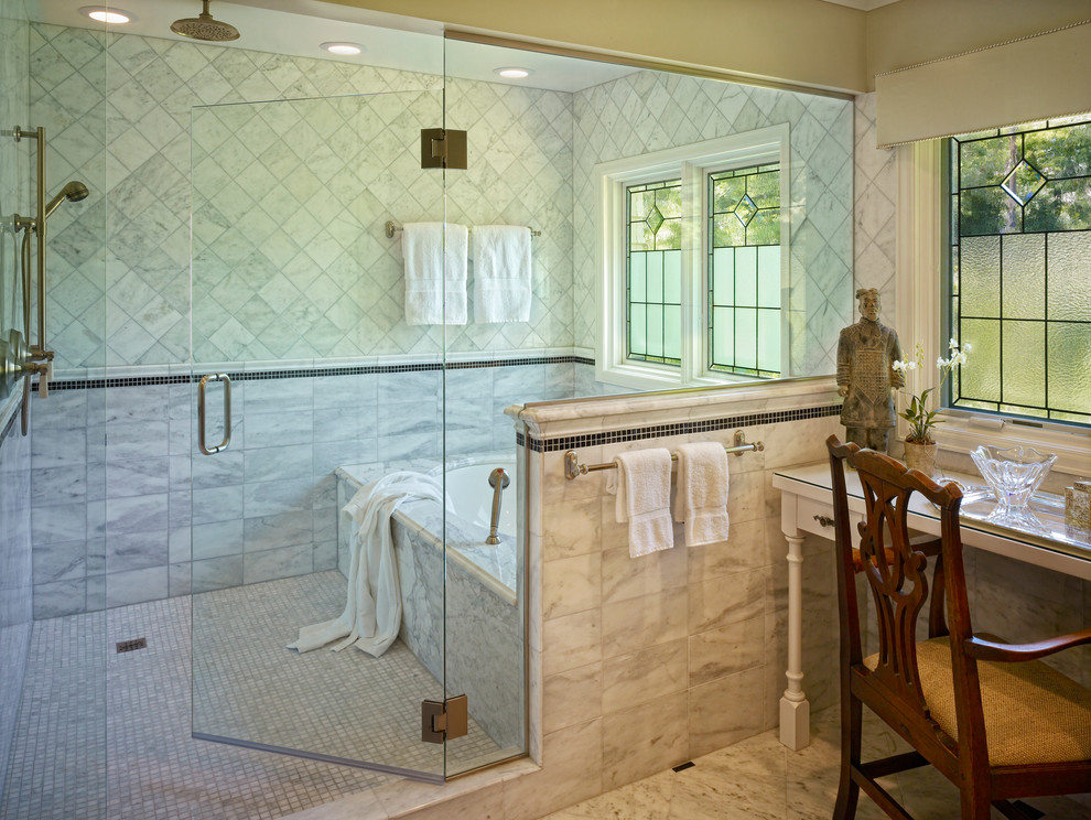 Ispirazione per una stanza da bagno classica con vasca sottopiano, vasca/doccia, piastrelle grigie e piastrelle a mosaico