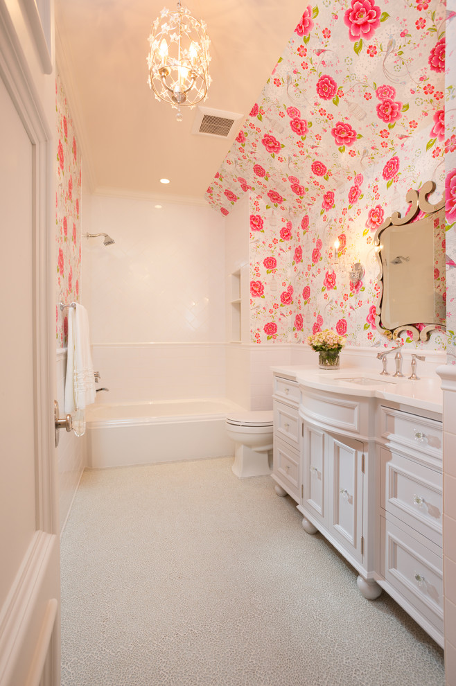 Foto di una stanza da bagno tradizionale con lavabo sottopiano, ante bianche, vasca ad alcova, vasca/doccia, piastrelle bianche e ante con riquadro incassato