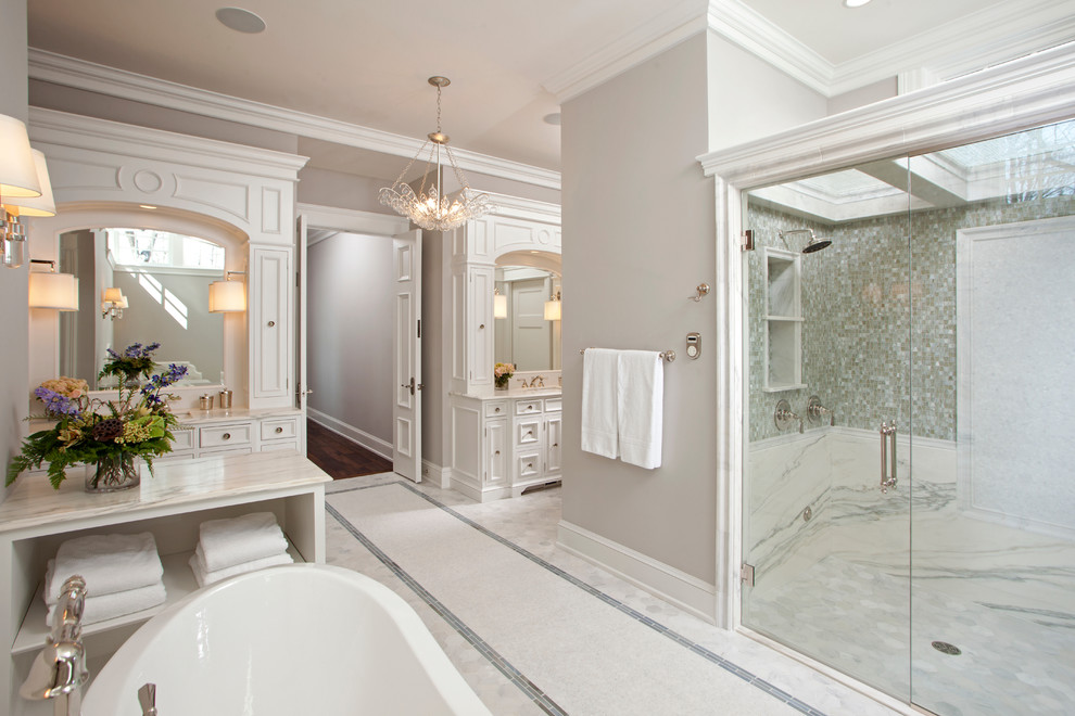 Immagine di una stanza da bagno classica con top in marmo