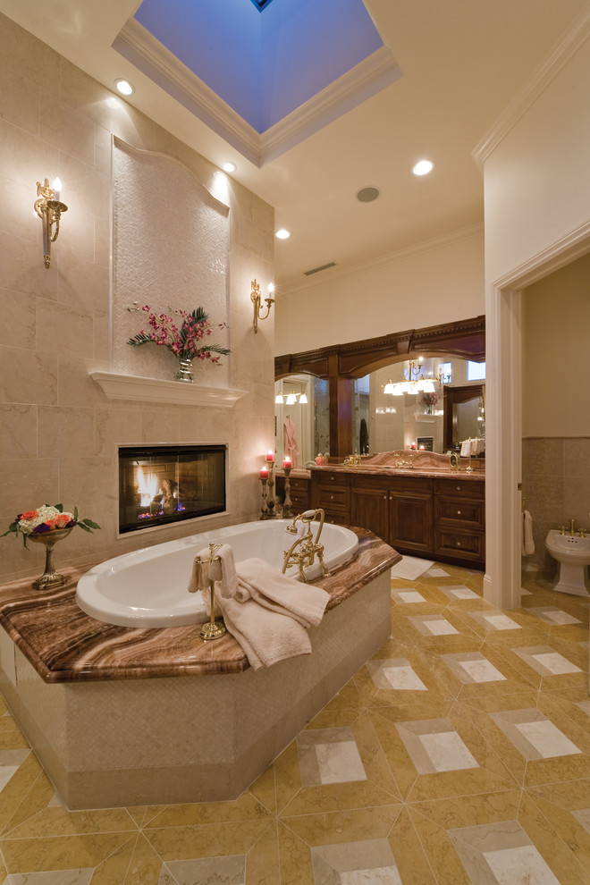 Идея дизайна: ванная комната в классическом стиле с темными деревянными фасадами и накладной ванной