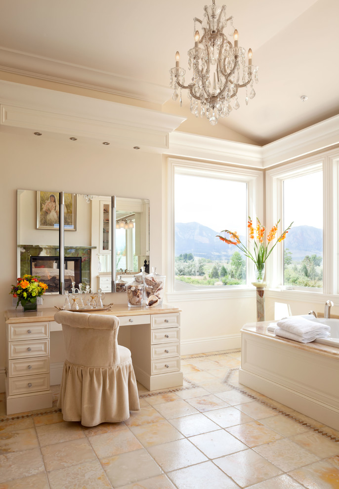 Inspiration pour une salle de bain traditionnelle avec des portes de placard beiges, une baignoire posée, un mur beige et un placard avec porte à panneau surélevé.