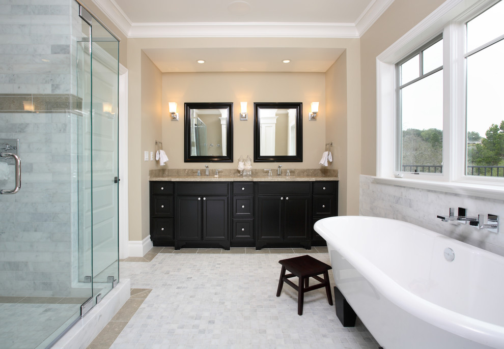 Идея дизайна: ванная комната: освещение в классическом стиле с отдельно стоящей ванной и черными фасадами