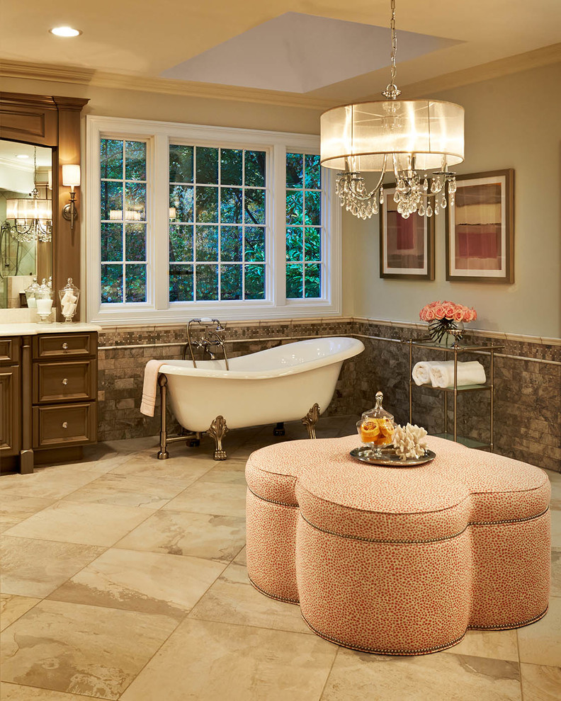На фото: ванная комната в классическом стиле с фасадами с утопленной филенкой, серыми фасадами, ванной на ножках, бежевой плиткой, врезной раковиной, столешницей из искусственного кварца и угловым душем