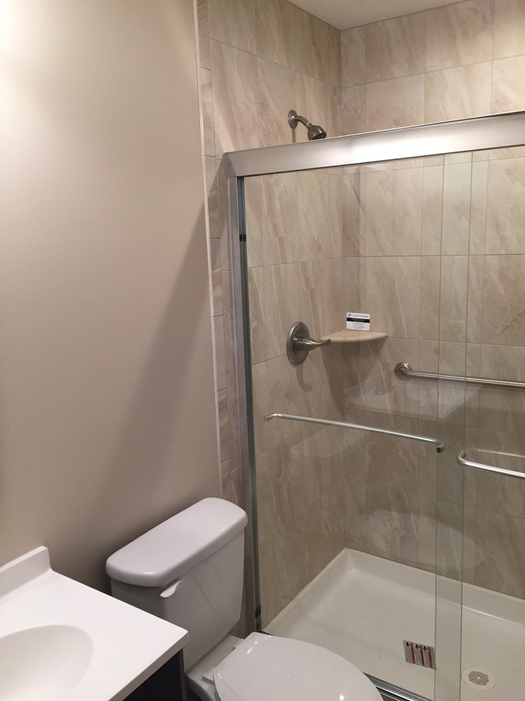Idee per una piccola stanza da bagno con doccia contemporanea con doccia alcova, WC a due pezzi, pareti beige e lavabo integrato