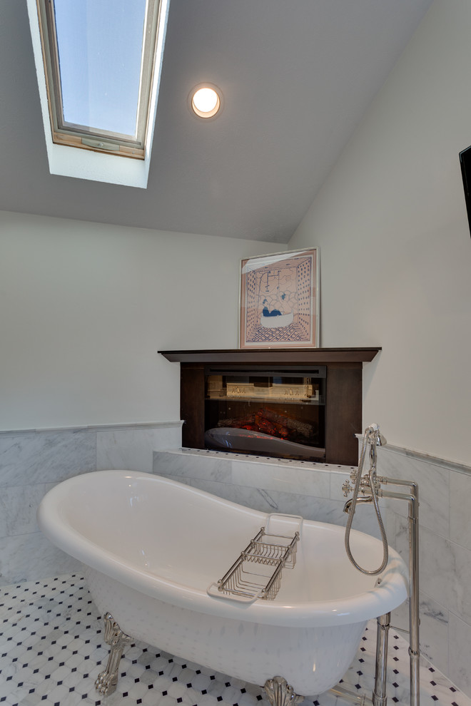 На фото: большая главная ванная комната в классическом стиле с врезной раковиной, фасадами с утопленной филенкой, темными деревянными фасадами, столешницей из оникса, ванной на ножках, душем в нише, биде и серой плиткой