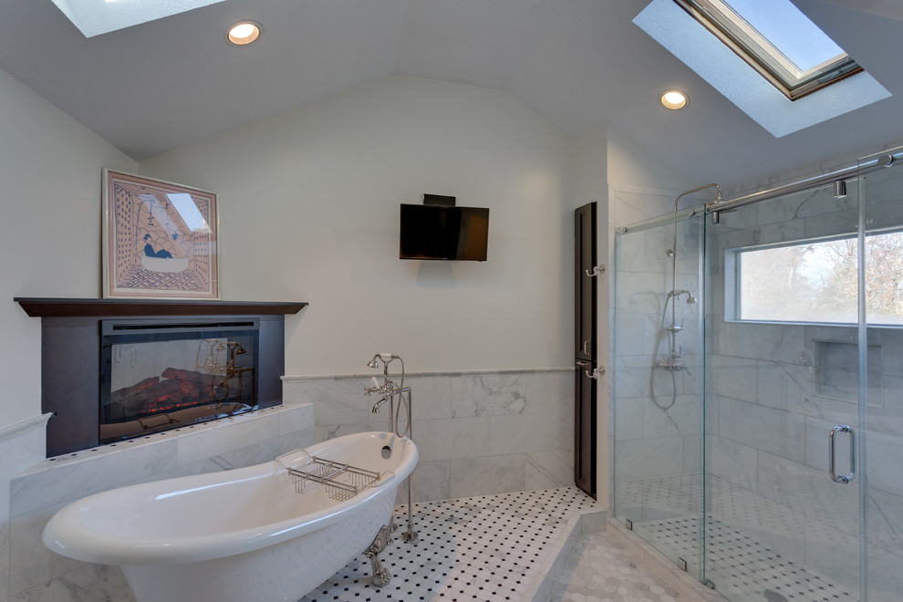 Стильный дизайн: большая главная ванная комната в классическом стиле с врезной раковиной, фасадами с утопленной филенкой, темными деревянными фасадами, столешницей из оникса, ванной на ножках, душем в нише, биде и серой плиткой - последний тренд