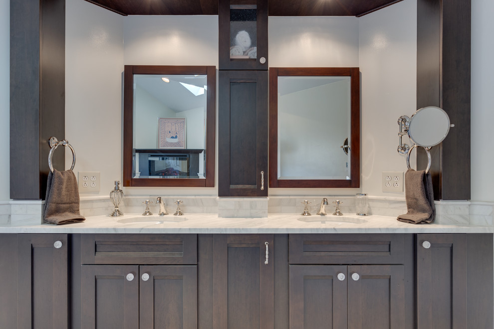 Exempel på ett stort klassiskt en-suite badrum, med ett undermonterad handfat, luckor med infälld panel, skåp i mörkt trä, bänkskiva i onyx, ett badkar med tassar, en dusch i en alkov, en bidé och grå kakel