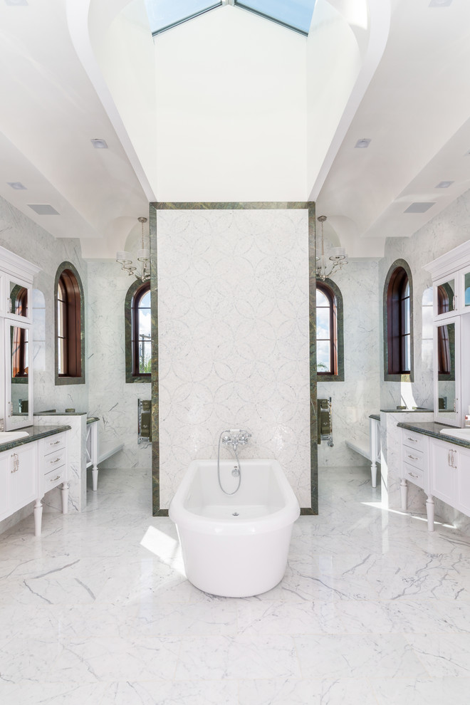 Idéer för vintage en-suite badrum, med vita skåp, ett fristående badkar och vit kakel