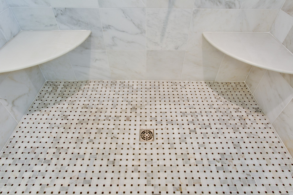 Idées déco pour une grande salle de bain classique avec un placard avec porte à panneau surélevé, un plan de toilette en marbre et un sol en marbre.