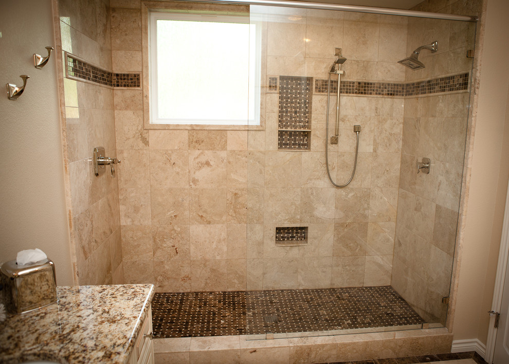 Inspiration för ett mellanstort vintage badrum med dusch, med luckor med upphöjd panel, beige skåp, en dusch i en alkov, beige kakel, brun kakel, mosaik, beige väggar, granitbänkskiva, klinkergolv i keramik, ett undermonterad handfat och flerfärgat golv