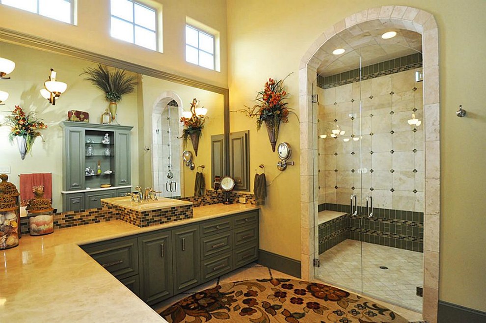 Пример оригинального дизайна: большая главная ванная комната в классическом стиле с полом из цементной плитки, фасадами с выступающей филенкой, зелеными фасадами, душем в нише, бежевой плиткой, зеленой плиткой, керамогранитной плиткой, бежевыми стенами, врезной раковиной, мраморной столешницей, бежевым полом и душем с распашными дверями