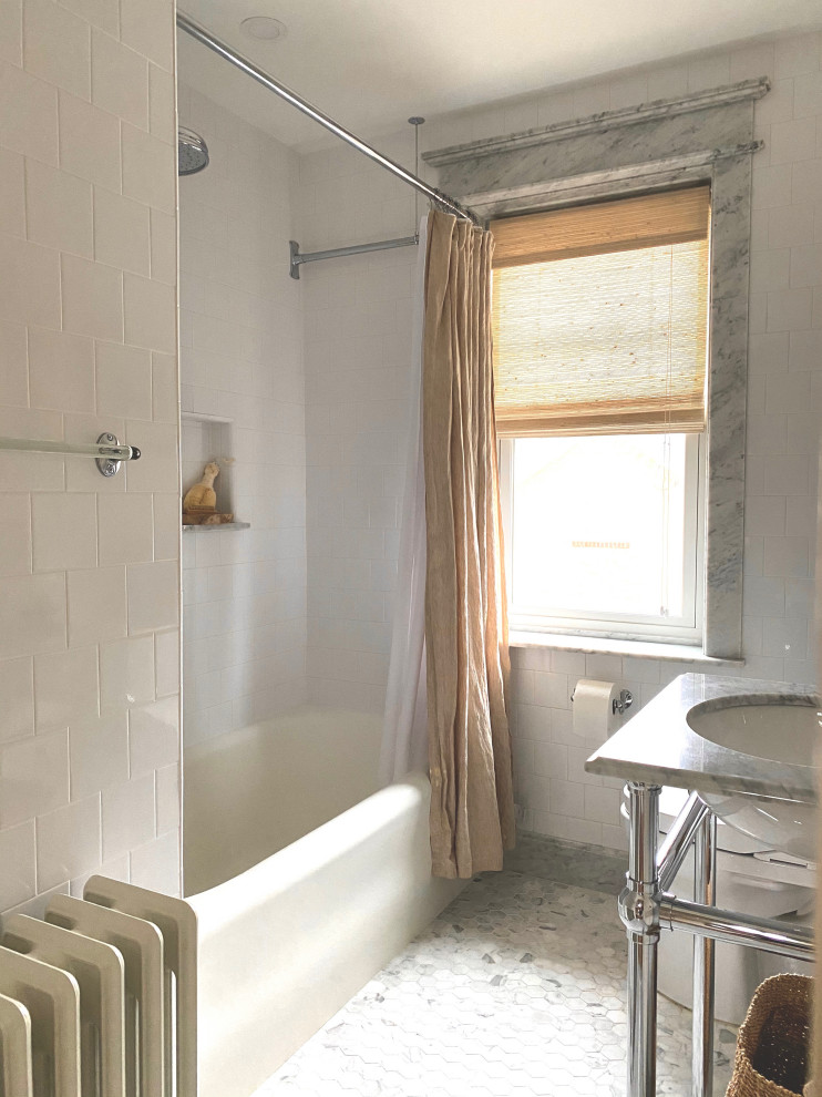 Пример оригинального дизайна: маленькая ванная комната в классическом стиле с ванной в нише, душем в нише, биде, белой плиткой, керамогранитной плиткой, белыми стенами, мраморным полом, консольной раковиной, мраморной столешницей, белым полом, шторкой для ванной, нишей и тумбой под одну раковину для на участке и в саду