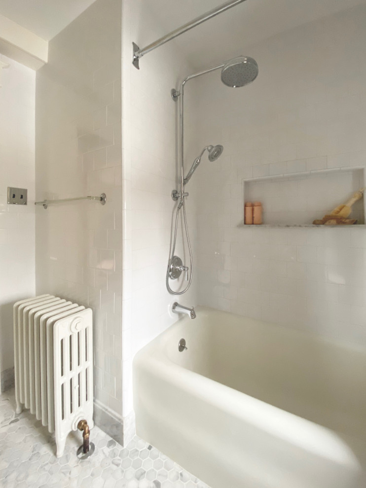 Idéer för att renovera ett litet vintage badrum, med ett badkar i en alkov, en dusch i en alkov, en bidé, vit kakel, porslinskakel, vita väggar, marmorgolv, ett konsol handfat, marmorbänkskiva, vitt golv och dusch med duschdraperi