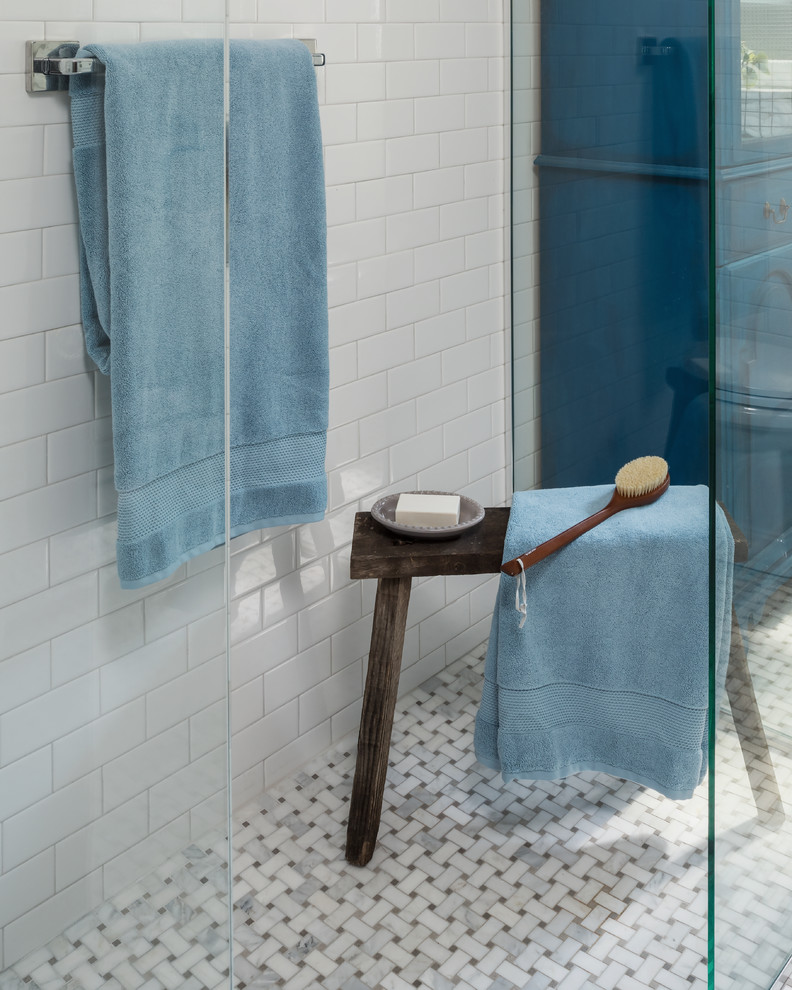 Foto på ett litet vintage badrum, med luckor med glaspanel, blå skåp, en kantlös dusch, en toalettstol med separat cisternkåpa, vit kakel, keramikplattor, grå väggar, marmorgolv, ett piedestal handfat, grått golv och dusch med skjutdörr