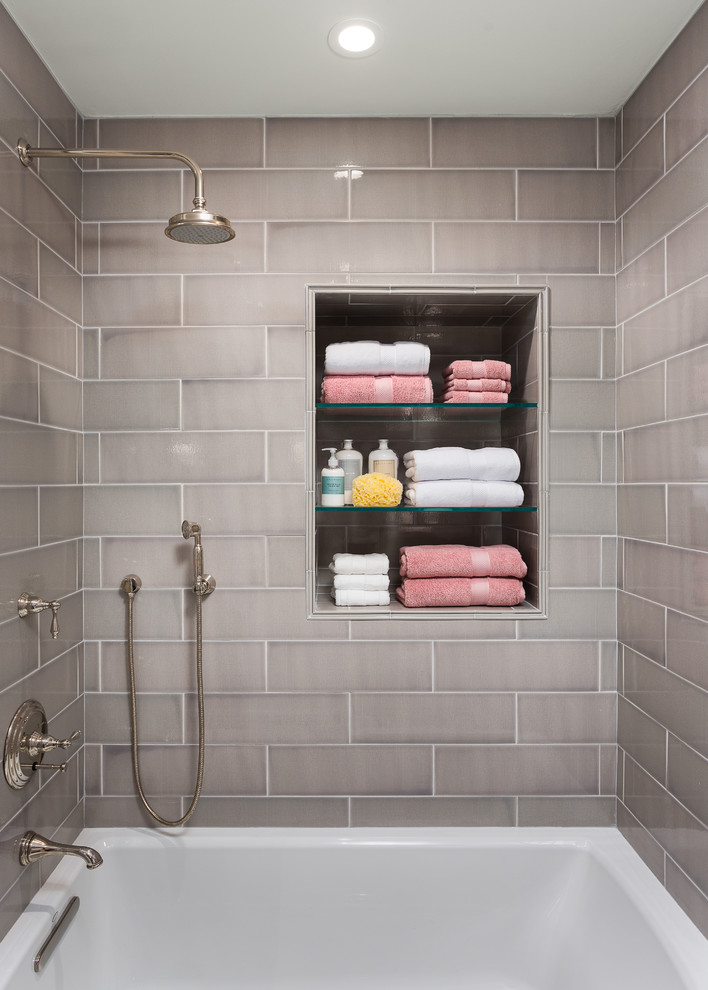Foto de cuarto de baño clásico pequeño con bañera empotrada, combinación de ducha y bañera, baldosas y/o azulejos grises, paredes grises y hornacina