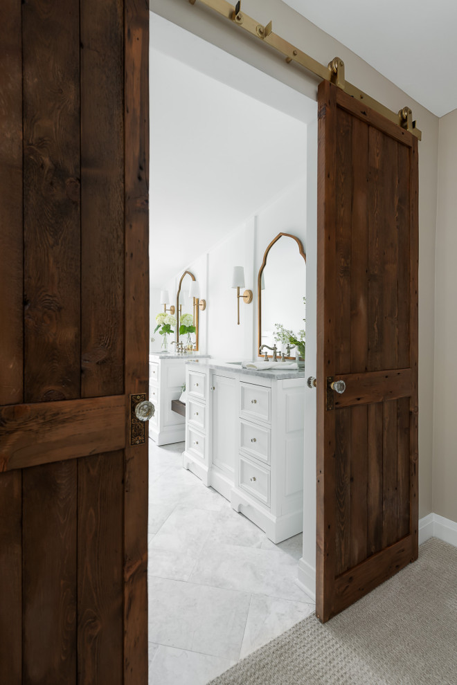 Пример оригинального дизайна: главная ванная комната среднего размера в классическом стиле с фасадами с утопленной филенкой, белыми фасадами, душем без бортиков, раздельным унитазом, белой плиткой, плиткой кабанчик, белыми стенами, мраморным полом, врезной раковиной, мраморной столешницей, белым полом, душем с распашными дверями и белой столешницей