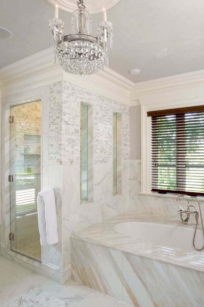 Cette image montre une douche en alcôve traditionnelle avec une baignoire encastrée et un carrelage blanc.
