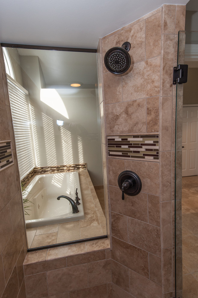 Пример оригинального дизайна: ванная комната в классическом стиле с врезной раковиной, фасадами с выступающей филенкой, темными деревянными фасадами, столешницей из гранита, отдельно стоящей ванной, душем в нише, раздельным унитазом, коричневой плиткой и каменной плиткой