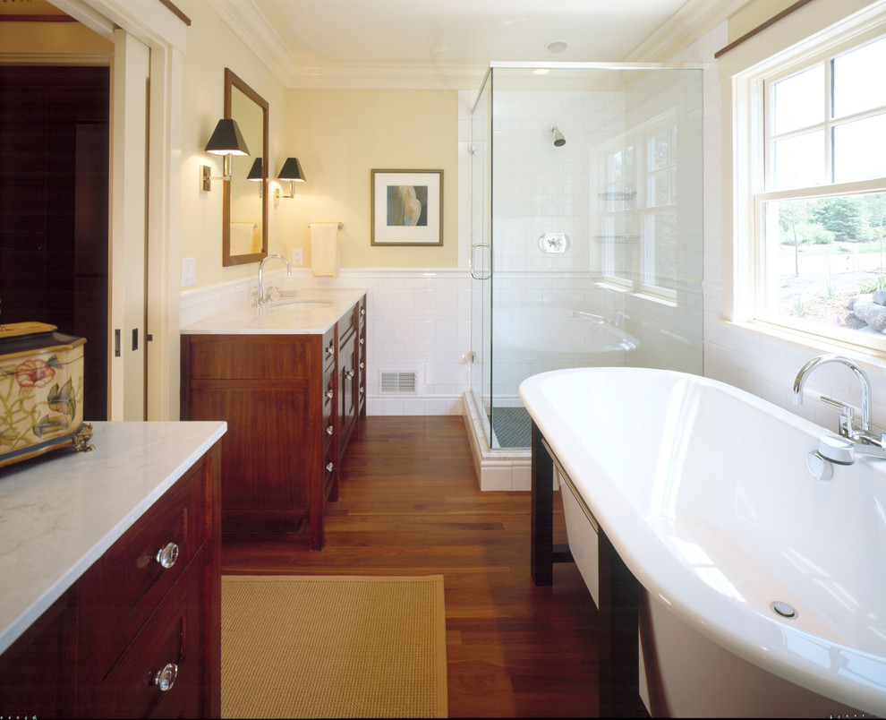 Пример оригинального дизайна: ванная комната в классическом стиле с отдельно стоящей ванной