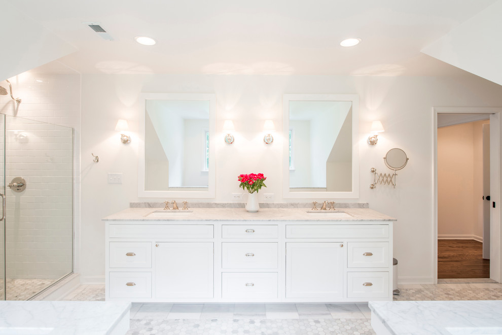 Immagine di una stanza da bagno tradizionale con lavabo sottopiano, ante lisce, ante bianche, doccia alcova, piastrelle bianche e piastrelle diamantate