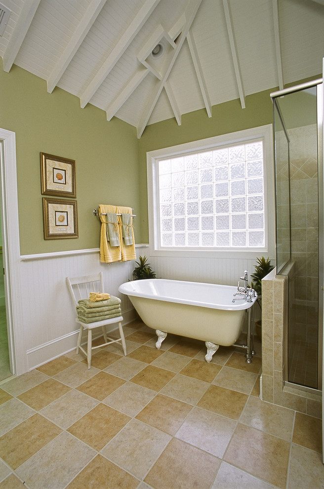 Inredning av ett klassiskt badrum, med ett badkar med tassar och gröna väggar