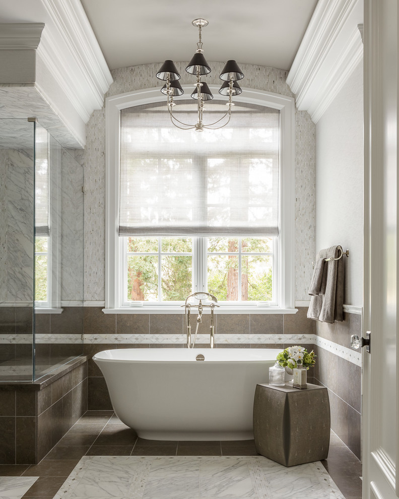 Modelo de cuarto de baño clásico con bañera exenta, ducha esquinera y baldosas y/o azulejos marrones