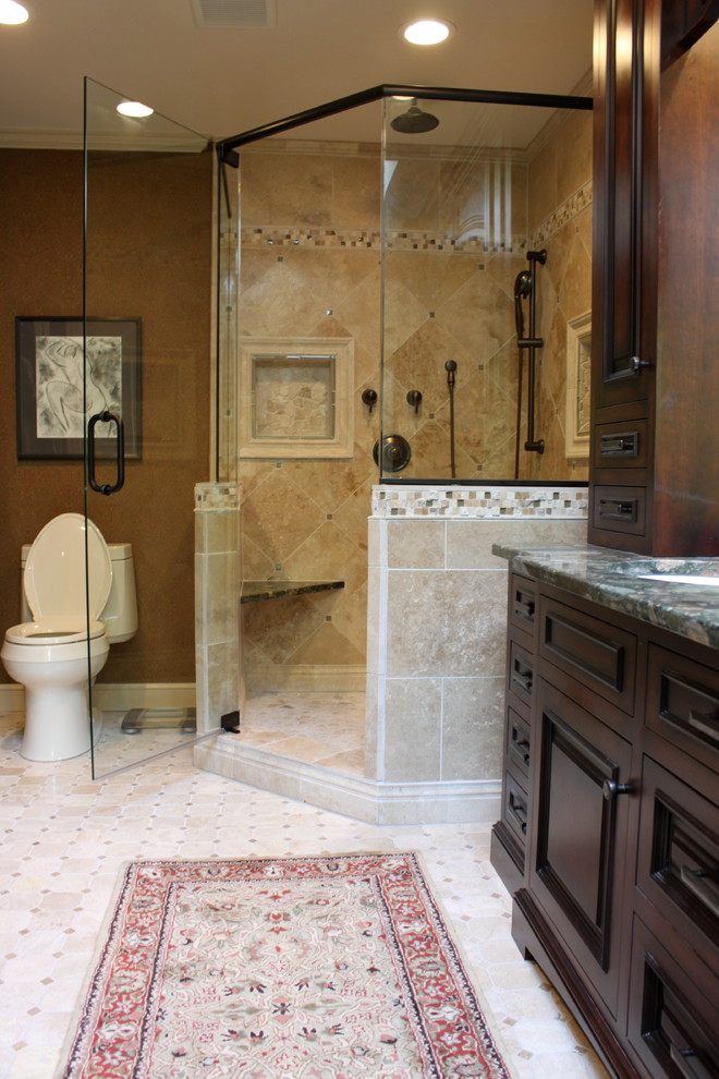 Inredning av ett klassiskt mellanstort en-suite badrum, med ett undermonterad handfat, luckor med upphöjd panel, skåp i mörkt trä, granitbänkskiva, en hörndusch, beige kakel, stenkakel och travertin golv