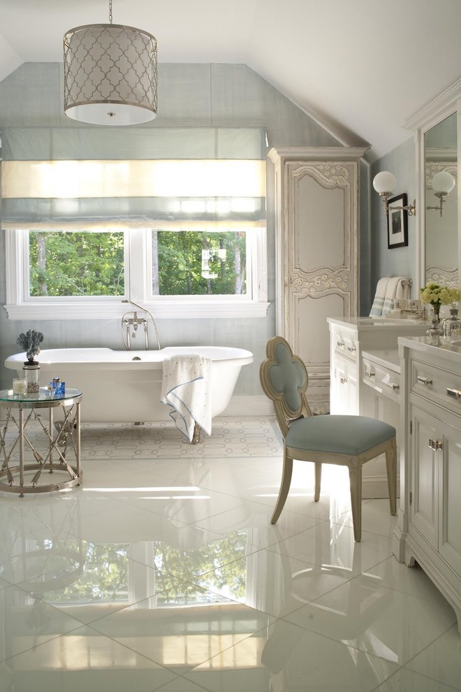 Пример оригинального дизайна: ванная комната в викторианском стиле с ванной на ножках и белым полом