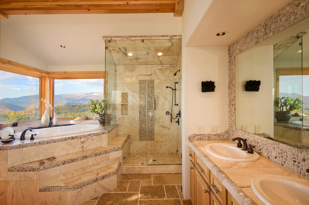 Idee per una stanza da bagno classica con lavabo da incasso, ante in stile shaker, ante in legno chiaro, doccia alcova, piastrelle beige, piastrelle di ciottoli e vasca da incasso