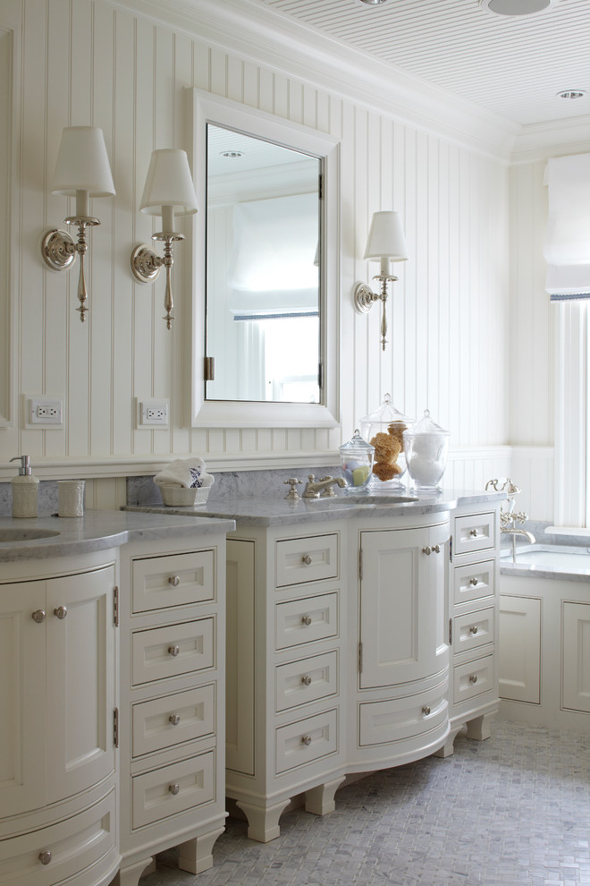Foto di una stanza da bagno tradizionale con top in marmo