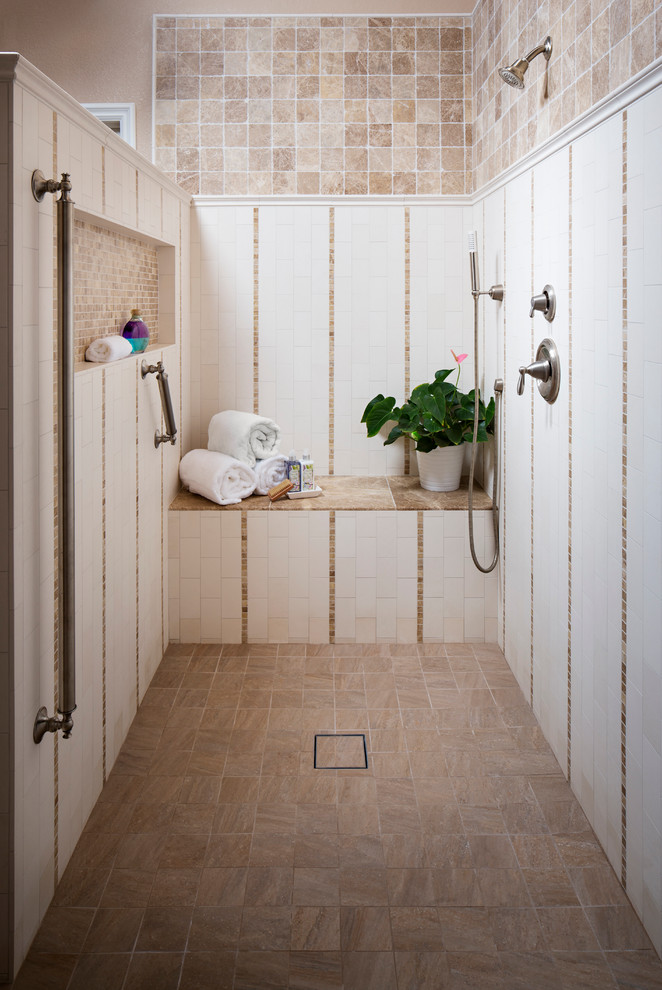 Imagen de cuarto de baño tradicional con ducha abierta, ducha abierta, hornacina y banco de ducha