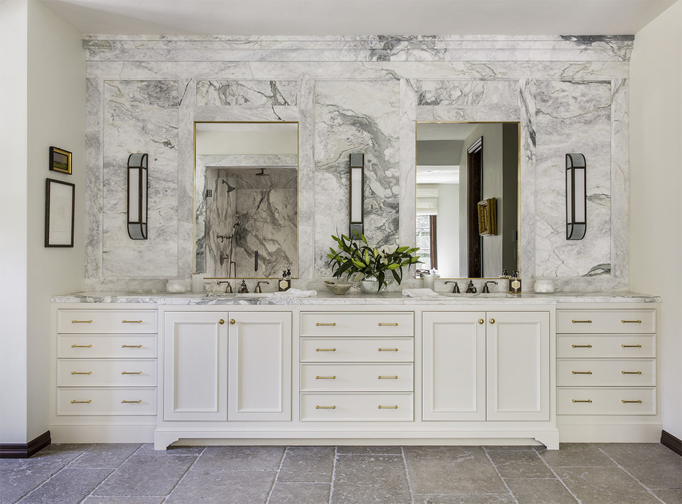 ポートランドにあるトラディショナルスタイルのおしゃれな浴室 (インセット扉のキャビネット、白いキャビネット、白いタイル、白い壁、アンダーカウンター洗面器) の写真