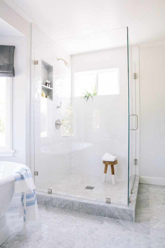 Foto de cuarto de baño tradicional con ducha esquinera y ventanas