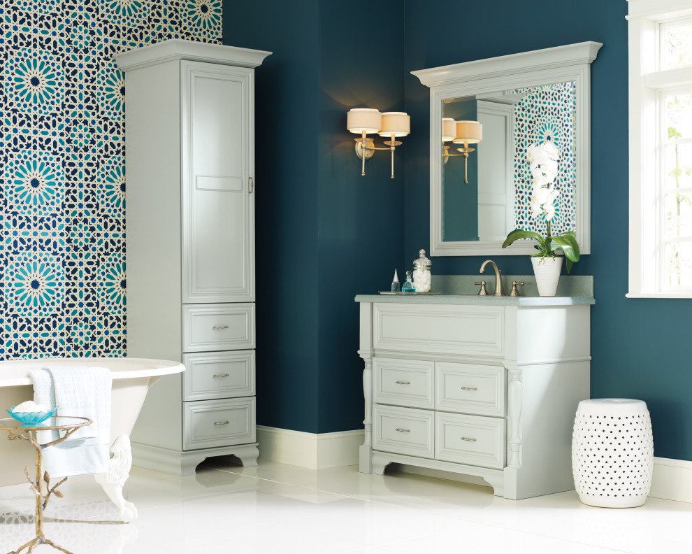 Mittelgroßes Klassisches Badezimmer En Suite mit blauen Schränken, Löwenfuß-Badewanne, blauer Wandfarbe und weißem Boden in Cedar Rapids