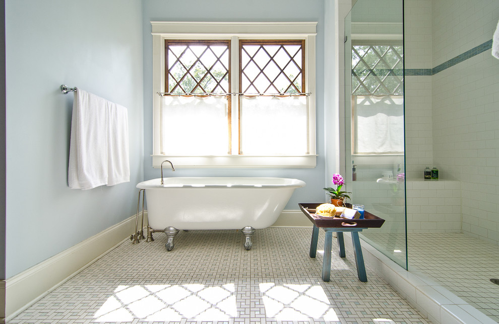 Пример оригинального дизайна: ванная комната в классическом стиле с накладной раковиной, ванной на ножках, душем в нише и белой плиткой