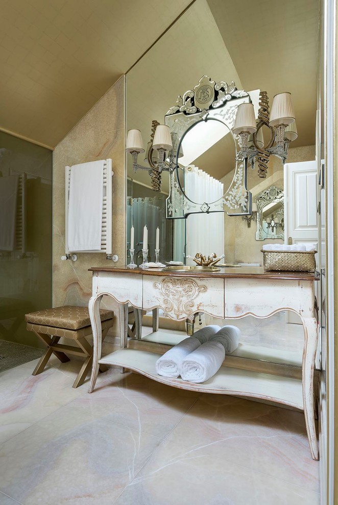 他の地域にあるラグジュアリーな広いヴィクトリアン調のおしゃれな浴室 (オーバーカウンターシンク、木製洗面台、アルコーブ型シャワー) の写真