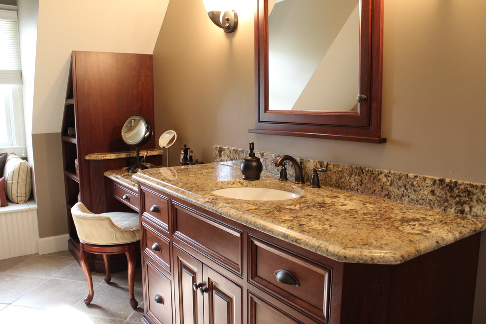 Diseño de cuarto de baño principal clásico pequeño con armarios con paneles con relieve, puertas de armario de madera oscura, ducha empotrada y encimera de granito