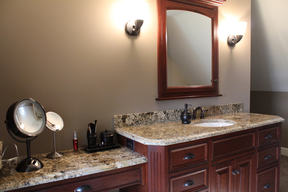 Exempel på ett litet klassiskt en-suite badrum, med luckor med upphöjd panel, skåp i mellenmörkt trä, en dusch i en alkov, en toalettstol med hel cisternkåpa, beige väggar, klinkergolv i keramik, ett undermonterad handfat, granitbänkskiva, beiget golv och dusch med gångjärnsdörr