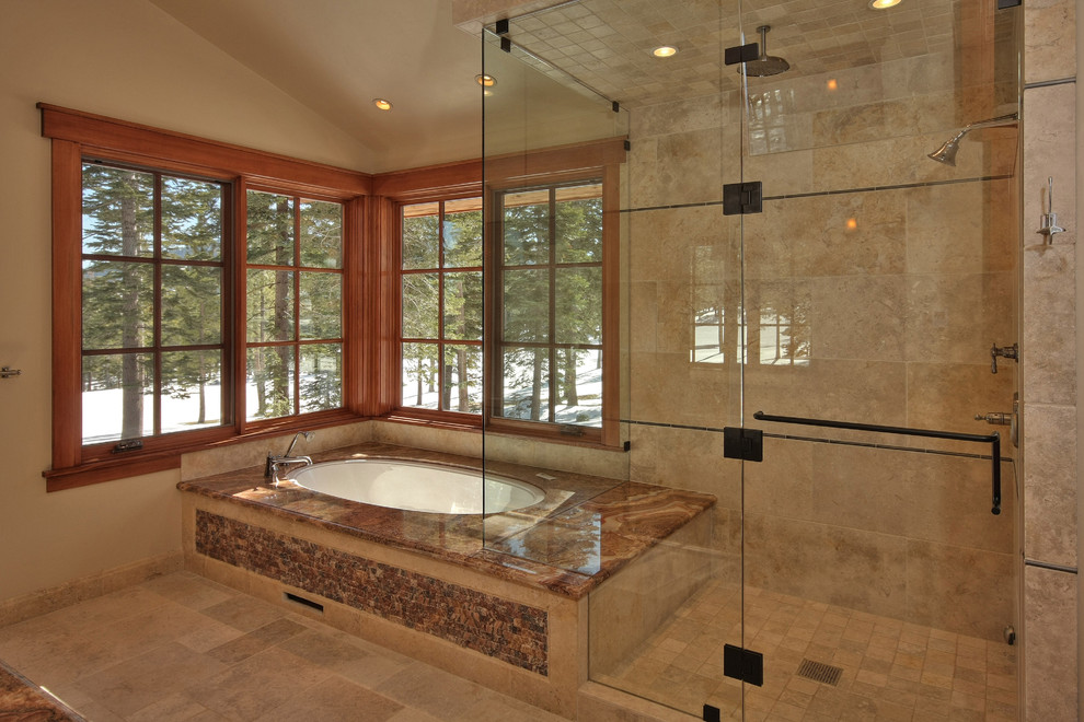 Aménagement d'une salle de bain classique avec une baignoire encastrée, une douche d'angle et un carrelage beige.