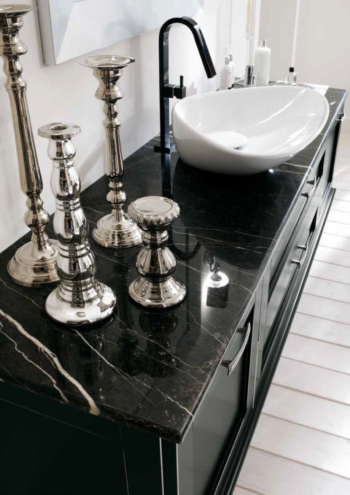 Klassisk inredning av ett stort svart svart en-suite badrum, med luckor med infälld panel, svarta skåp, ett badkar med tassar, vita väggar, ett fristående handfat, marmorbänkskiva och vitt golv